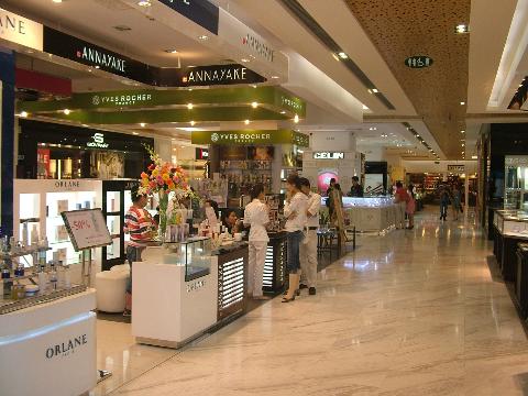 Khách hàng mua sắm tại trung tâm thương mại Vincom Center B TP HCM. Ảnh: Vingroup